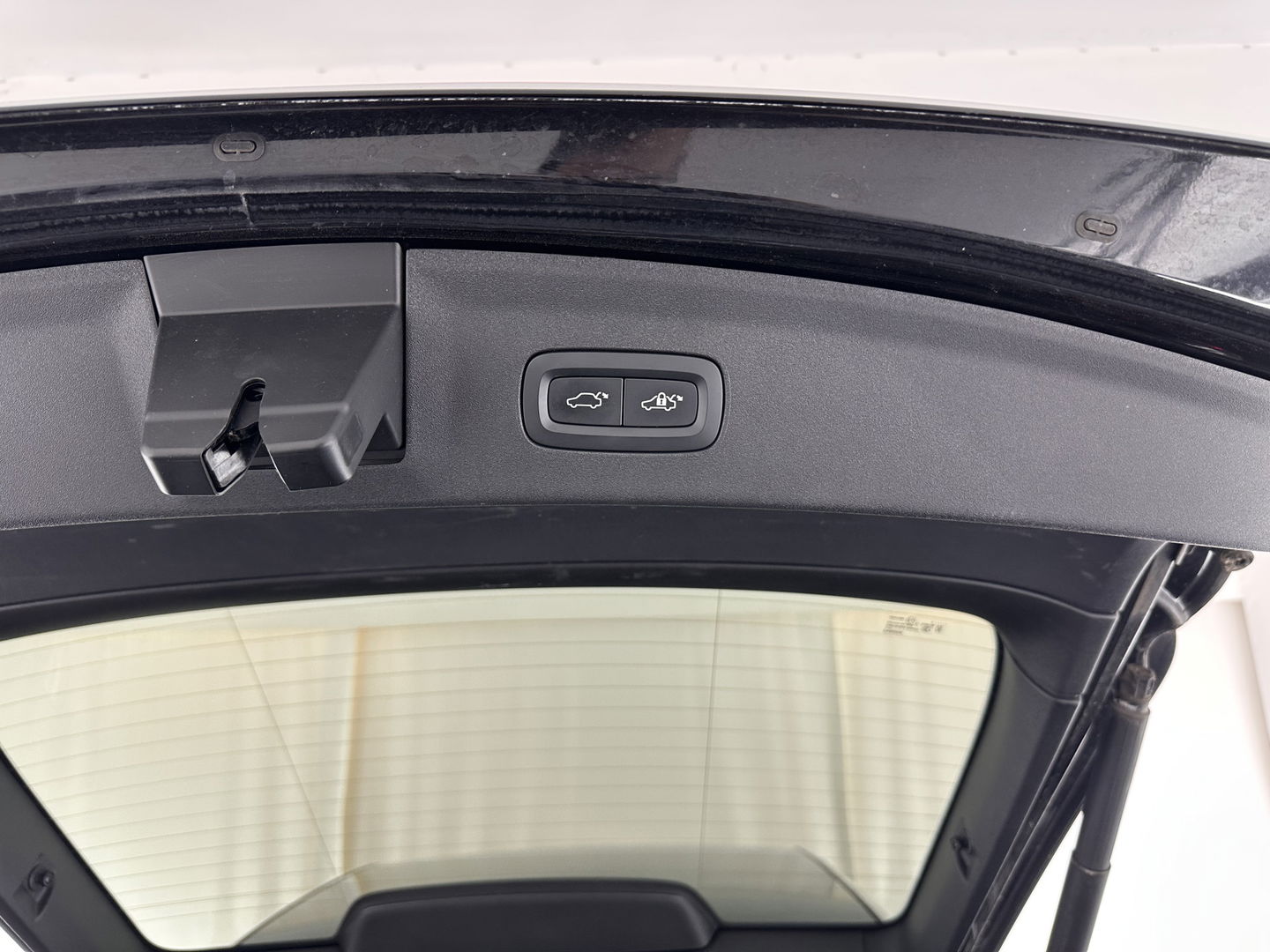 Polestar 2 Long Range Dual Motor Launch Edition 78kWh [ 3-Fase ] (INCL-BTW) *PANO | NAVI-FULLMAP | FULL-LED | BLIND-SPOT | KEYLESS | LANE-ASSIST | DIGI-COCKPIT | CARPLAY | DAB+ | HEATED-COMFORTSEATS | ECC | MEMORY-PACK | PDC | 20''ALU*