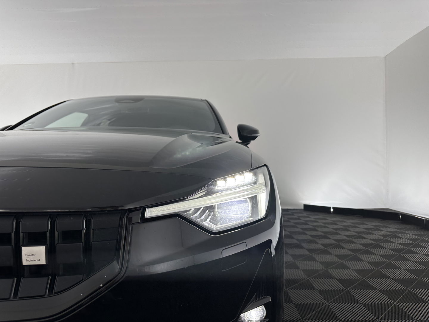 Polestar 2 Long Range Dual Motor Launch Edition 78kWh [ 3-Fase ] (INCL-BTW) *PANO | NAVI-FULLMAP | FULL-LED | BLIND-SPOT | KEYLESS | LANE-ASSIST | DIGI-COCKPIT | CARPLAY | DAB+ | HEATED-COMFORTSEATS | ECC | MEMORY-PACK | PDC | 20''ALU*