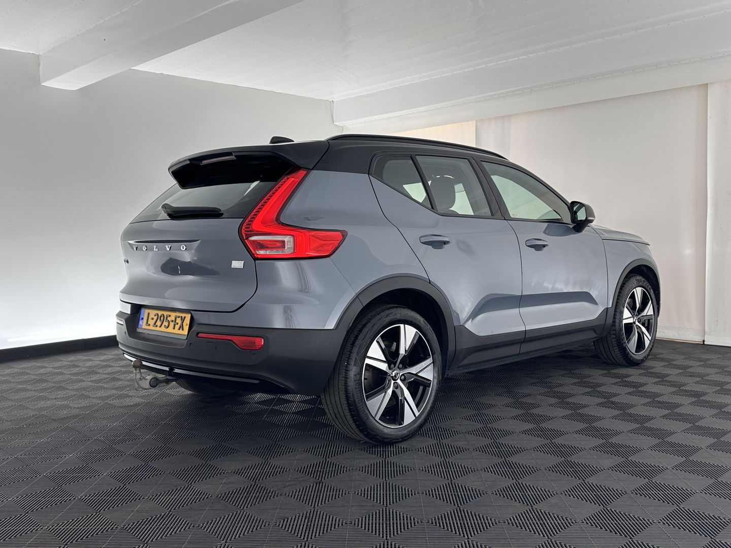 Volvo XC40 Recharge P8 AWD R-Design [ 3-Fase ] {SOH-89%} (INCL-BTW) *LEATHER-ALCANTARA | DIGI-COCKPIT | FULL-LED | PREMIUM-AUDIO | TOP-VIEW | CARPLAY | NAVI-FULLMAP | ECC | PDC | KEYLESS | HEATED-SPORTSEATS | BLIS | PRIVACY-GLASS | TOWBAR | 19 "ALU