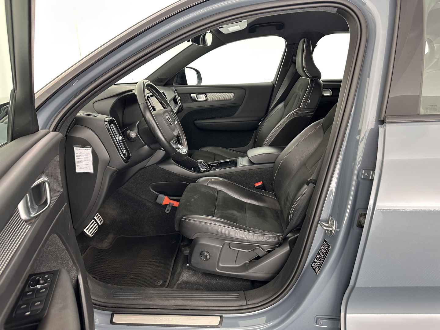 Volvo XC40 Recharge P8 AWD R-Design [ 3-Fase ] (INCL-BTW) *LEATHER-ALCANTARA | DIGI-COCKPIT | FULL-LED | PREMIUM-AUDIO | TOP-VIEW | CARPLAY | NAVI-FULLMAP | ECC | PDC | KEYLESS | HEATED-SPORTSEATS | BLIS | PRIVACY-GLASS | TOWBAR | 19''ALU