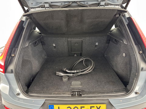 Volvo XC40 Recharge P8 AWD R-Design [ 3-Fase ] (INCL-BTW) *LEATHER-ALCANTARA | DIGI-COCKPIT | FULL-LED | PREMIUM-AUDIO | TOP-VIEW | CARPLAY | NAVI-FULLMAP | ECC | PDC | KEYLESS | HEATED-SPORTSEATS | BLIS | PRIVACY-GLASS | TOWBAR | 19''ALU