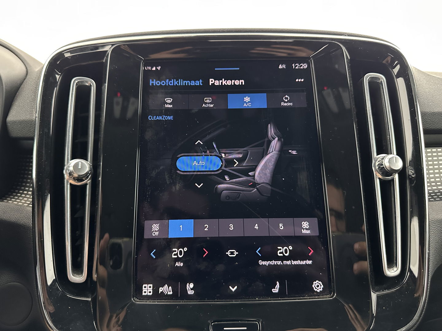 Volvo XC40 Recharge P8 AWD R-Design [ 3-Fase ] {SOH-89%} (INCL-BTW) *LEATHER-ALCANTARA | DIGI-COCKPIT | FULL-LED | PREMIUM-AUDIO | TOP-VIEW | CARPLAY | NAVI-FULLMAP | ECC | PDC | KEYLESS | HEATED-SPORTSEATS | BLIS | PRIVACY-GLASS | TOWBAR | 19 "ALU