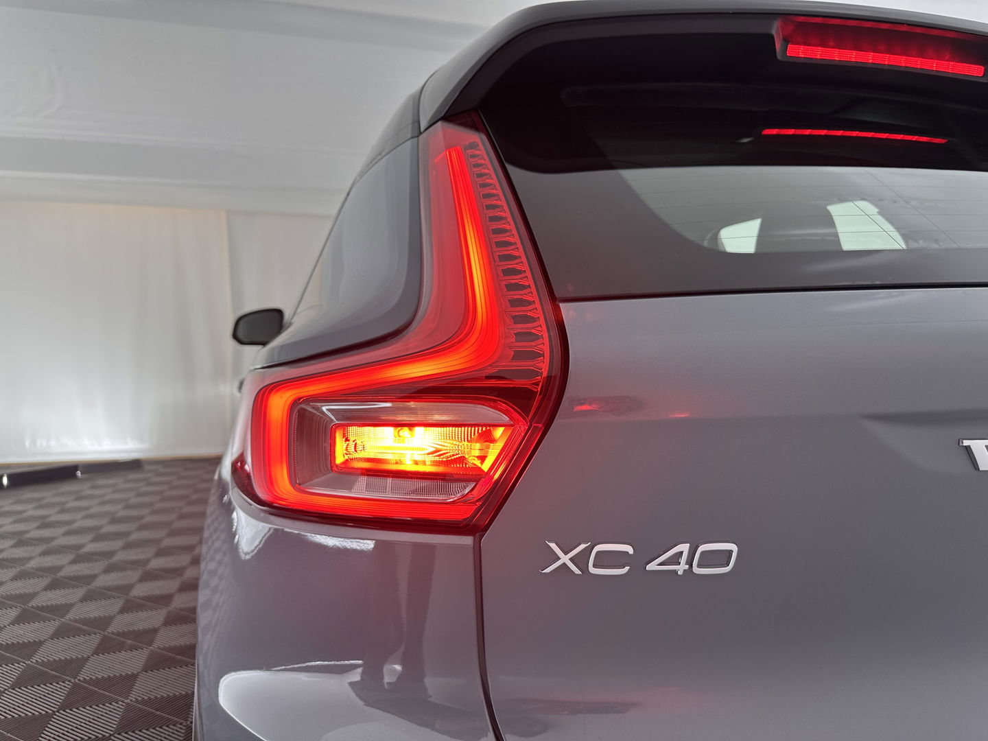 Volvo XC40 Recharge P8 AWD R-Design [ 3-Fase ] (INCL-BTW) *LEATHER-ALCANTARA | DIGI-COCKPIT | FULL-LED | PREMIUM-AUDIO | TOP-VIEW | CARPLAY | NAVI-FULLMAP | ECC | PDC | KEYLESS | HEATED-SPORTSEATS | BLIS | PRIVACY-GLASS | TOWBAR | 19''ALU