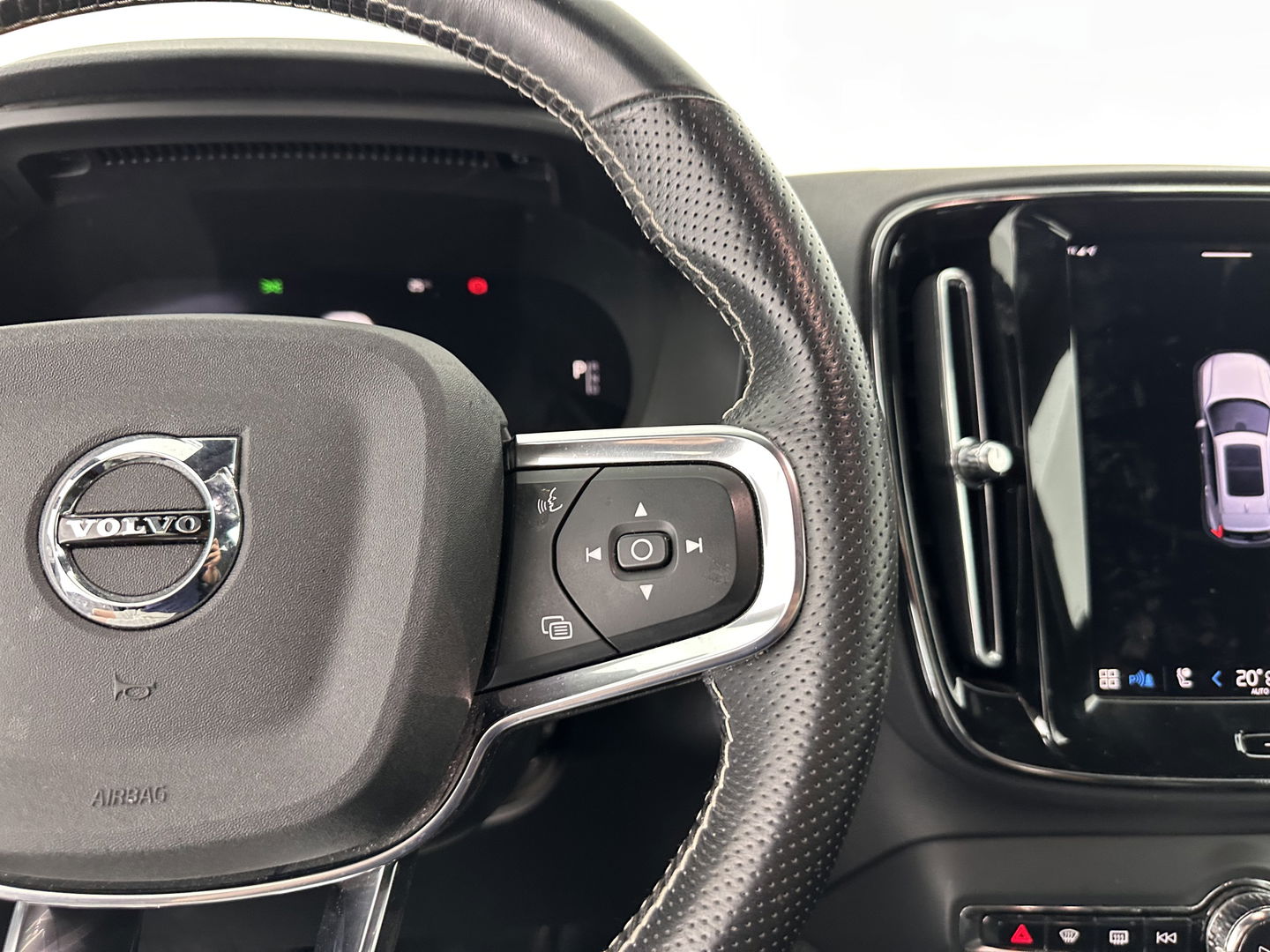 Volvo XC40 Recharge P8 AWD R-Design [ 3-Fase ] (INCL-BTW) *LEATHER-ALCANTARA | DIGI-COCKPIT | FULL-LED | PREMIUM-AUDIO | TOP-VIEW | CARPLAY | NAVI-FULLMAP | ECC | PDC | KEYLESS | HEATED-SPORTSEATS | BLIS | PRIVACY-GLASS | TOWBAR | 19''ALU