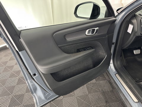 Volvo XC40 Recharge P8 AWD R-Design [ 3-Fase ] (INCL-BTW) *LEATHER-ALCANTARA | DIGI-COCKPIT | FULL-LED | PREMIUM-AUDIO | TOP-VIEW | CARPLAY | NAVI-FULLMAP | ECC | PDC | KEYLESS | HEATED-SPORTSEATS | BLIS | PRIVACY-GLASS | TOWBAR | 19''ALU
