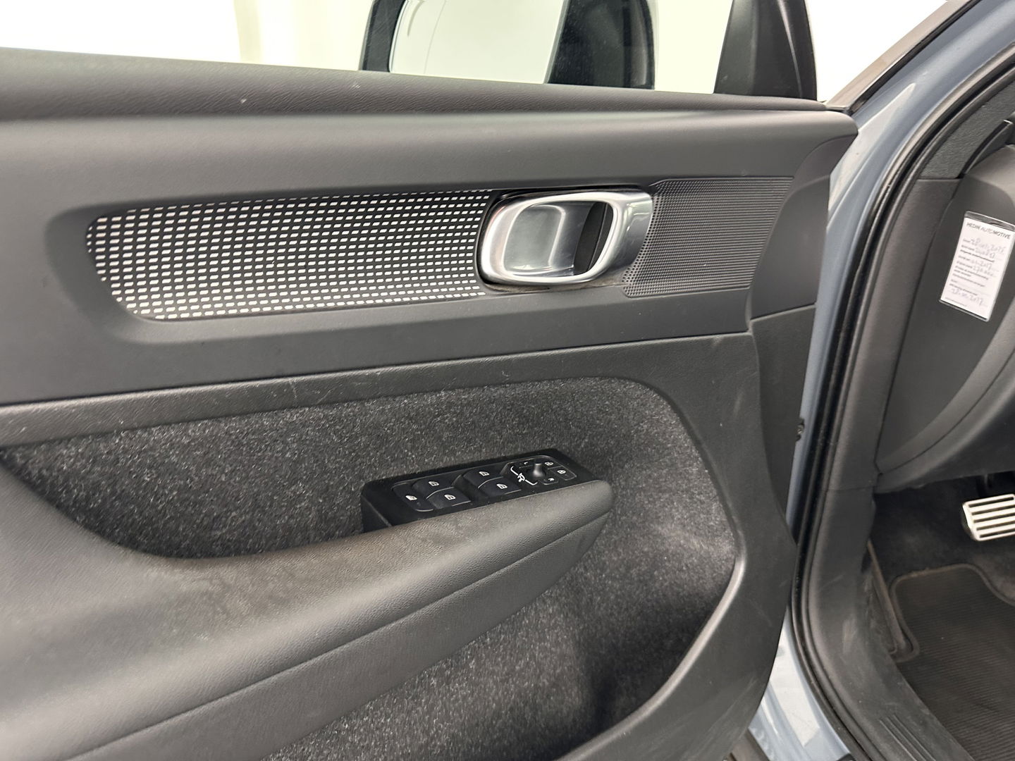 Volvo XC40 Recharge P8 AWD R-Design [ 3-Fase ] {SOH-89%} (INCL-BTW) *LEATHER-ALCANTARA | DIGI-COCKPIT | FULL-LED | PREMIUM-AUDIO | TOP-VIEW | CARPLAY | NAVI-FULLMAP | ECC | PDC | KEYLESS | HEATED-SPORTSEATS | BLIS | PRIVACY-GLASS | TOWBAR | 19 "ALU
