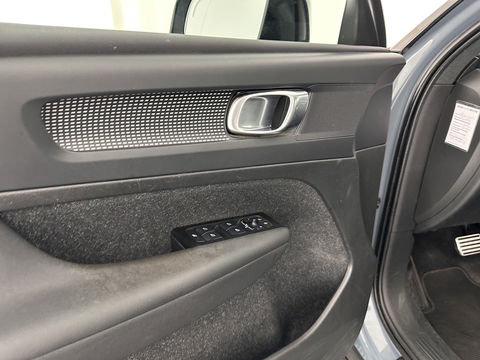 Volvo XC40 Recharge P8 AWD R-Design [ 3-Fase ] (INCL-BTW) *LEATHER-ALCANTARA | DIGI-COCKPIT | FULL-LED | PREMIUM-AUDIO | TOP-VIEW | CARPLAY | NAVI-FULLMAP | ECC | PDC | KEYLESS | HEATED-SPORTSEATS | BLIS | PRIVACY-GLASS | TOWBAR | 19''ALU