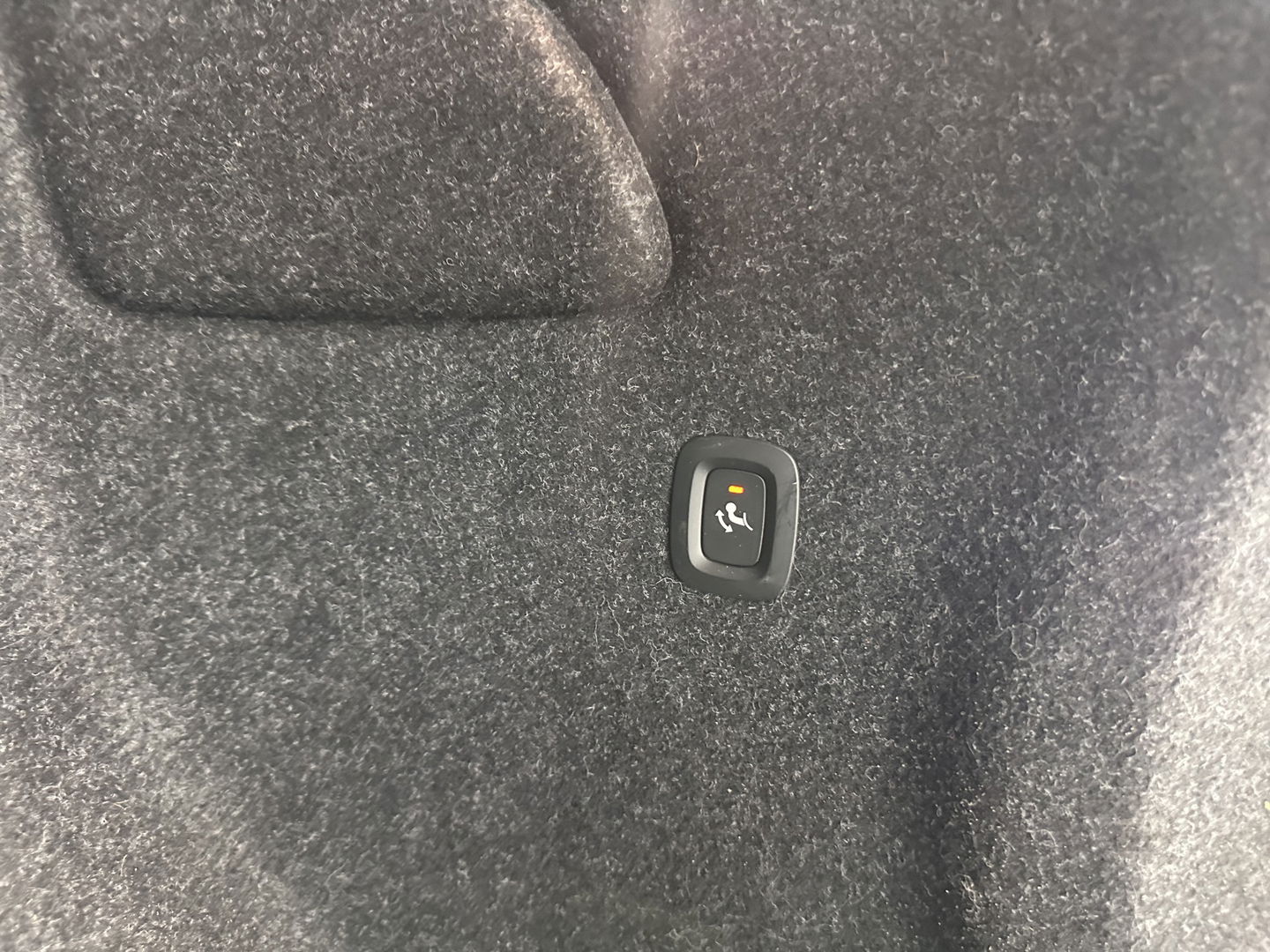 Volvo XC40 Recharge P8 AWD R-Design [ 3-Fase ] (INCL-BTW) *LEATHER-ALCANTARA | DIGI-COCKPIT | FULL-LED | PREMIUM-AUDIO | TOP-VIEW | CARPLAY | NAVI-FULLMAP | ECC | PDC | KEYLESS | HEATED-SPORTSEATS | BLIS | PRIVACY-GLASS | TOWBAR | 19''ALU