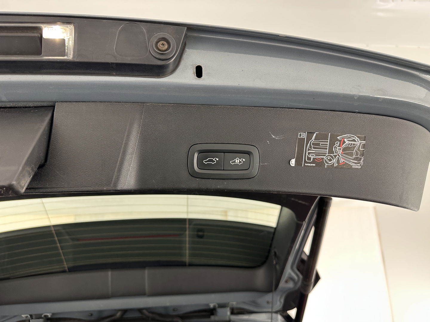 Volvo XC40 Recharge P8 AWD R-Design [ 3-Fase ] (INCL-BTW) *LEATHER-ALCANTARA | DIGI-COCKPIT | FULL-LED | PREMIUM-AUDIO | TOP-VIEW | CARPLAY | NAVI-FULLMAP | ECC | PDC | KEYLESS | HEATED-SPORTSEATS | BLIS | PRIVACY-GLASS | TOWBAR | 19''ALU
