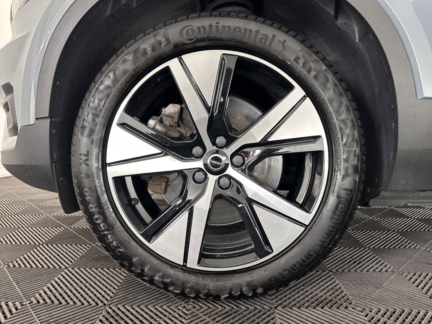 Volvo XC40 Recharge P8 AWD R-Design [ 3-Fase ] (INCL-BTW) *LEATHER-ALCANTARA | DIGI-COCKPIT | FULL-LED | PREMIUM-AUDIO | TOP-VIEW | CARPLAY | NAVI-FULLMAP | ECC | PDC | KEYLESS | HEATED-SPORTSEATS | BLIS | PRIVACY-GLASS | TOWBAR | 19''ALU