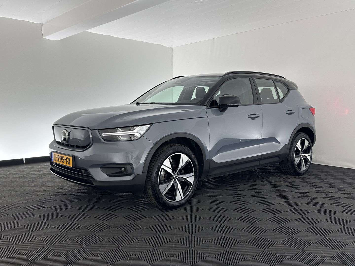 Volvo XC40 Recharge P8 AWD R-Design [ 3-Fase ] (INCL-BTW) *LEATHER-ALCANTARA | DIGI-COCKPIT | FULL-LED | PREMIUM-AUDIO | TOP-VIEW | CARPLAY | NAVI-FULLMAP | ECC | PDC | KEYLESS | HEATED-SPORTSEATS | BLIS | PRIVACY-GLASS | TOWBAR | 19''ALU