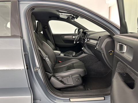 Volvo XC40 Recharge P8 AWD R-Design [ 3-Fase ] (INCL-BTW) *LEATHER-ALCANTARA | DIGI-COCKPIT | FULL-LED | PREMIUM-AUDIO | TOP-VIEW | CARPLAY | NAVI-FULLMAP | ECC | PDC | KEYLESS | HEATED-SPORTSEATS | BLIS | PRIVACY-GLASS | TOWBAR | 19''ALU