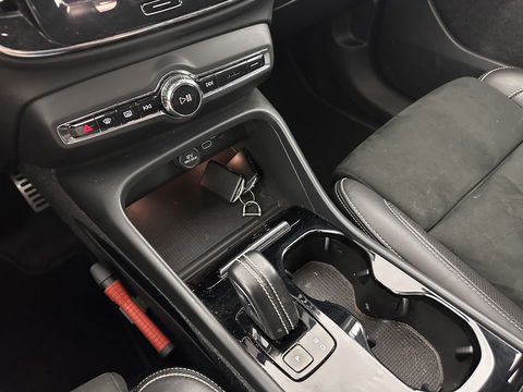 Volvo XC40 Recharge P8 AWD R-Design [ 3-Fase ] (INCL-BTW) *LEATHER-ALCANTARA | DIGI-COCKPIT | FULL-LED | PREMIUM-AUDIO | TOP-VIEW | CARPLAY | NAVI-FULLMAP | ECC | PDC | KEYLESS | HEATED-SPORTSEATS | BLIS | PRIVACY-GLASS | TOWBAR | 19''ALU