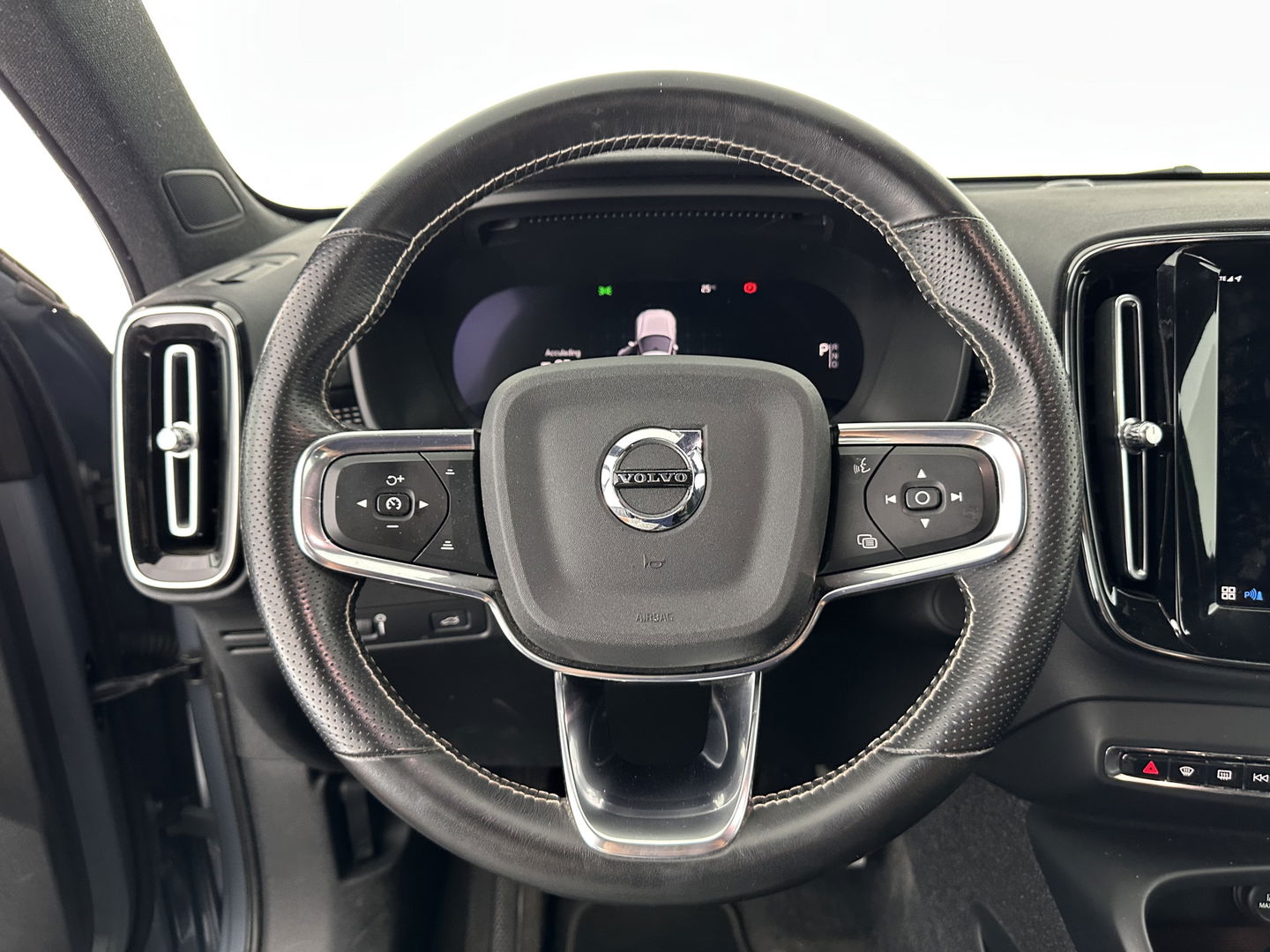 Volvo XC40 Recharge P8 AWD R-Design [ 3-Fase ] (INCL-BTW) *LEATHER-ALCANTARA | DIGI-COCKPIT | FULL-LED | PREMIUM-AUDIO | TOP-VIEW | CARPLAY | NAVI-FULLMAP | ECC | PDC | KEYLESS | HEATED-SPORTSEATS | BLIS | PRIVACY-GLASS | TOWBAR | 19''ALU