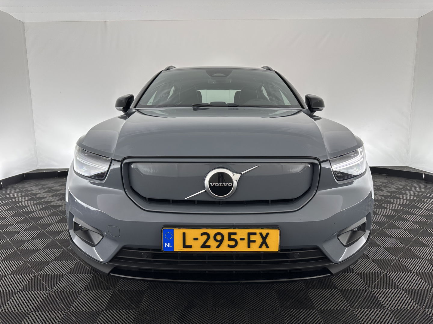 Volvo XC40 Recharge P8 AWD R-Design [ 3-Fase ] (INCL-BTW) *LEATHER-ALCANTARA | DIGI-COCKPIT | FULL-LED | PREMIUM-AUDIO | TOP-VIEW | CARPLAY | NAVI-FULLMAP | ECC | PDC | KEYLESS | HEATED-SPORTSEATS | BLIS | PRIVACY-GLASS | TOWBAR | 19''ALU