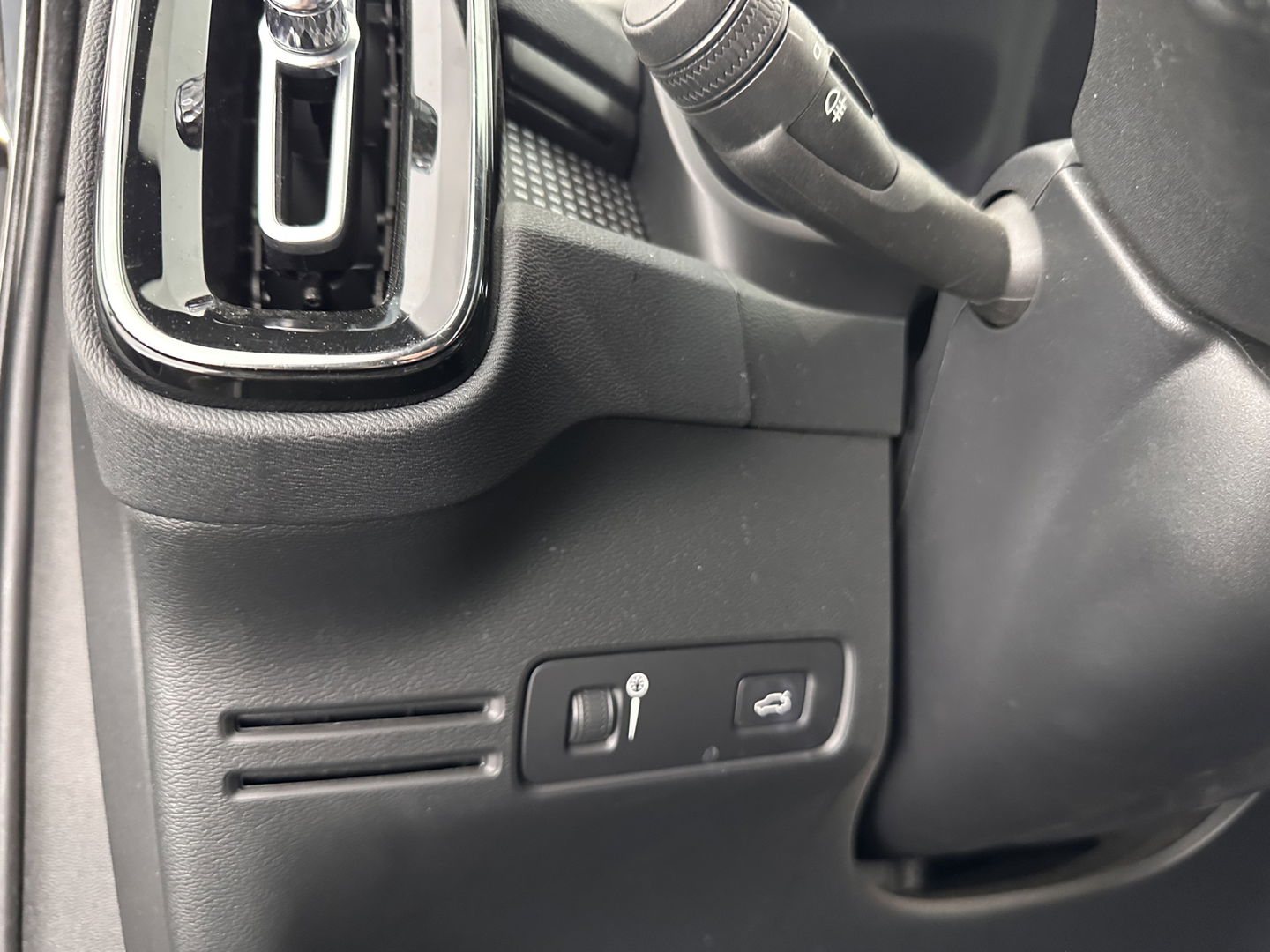 Volvo XC40 Recharge P8 AWD R-Design [ 3-Fase ] (INCL-BTW) *LEATHER-ALCANTARA | DIGI-COCKPIT | FULL-LED | PREMIUM-AUDIO | TOP-VIEW | CARPLAY | NAVI-FULLMAP | ECC | PDC | KEYLESS | HEATED-SPORTSEATS | BLIS | PRIVACY-GLASS | TOWBAR | 19''ALU