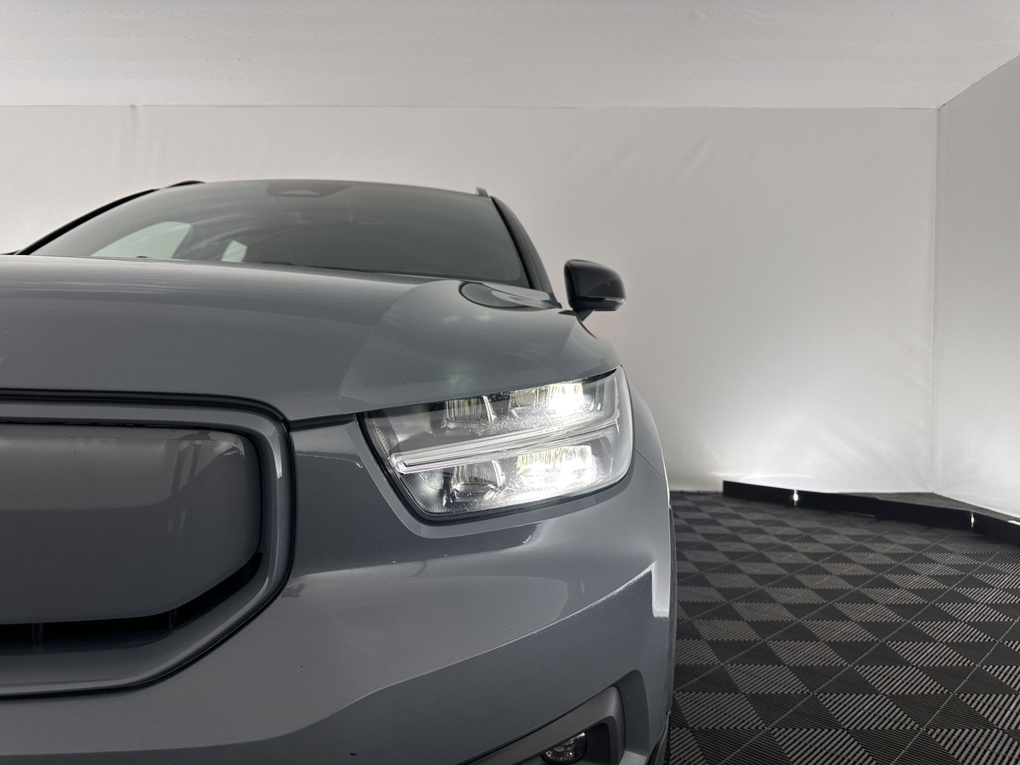Volvo XC40 Recharge P8 AWD R-Design [ 3-Fase ] (INCL-BTW) *LEATHER-ALCANTARA | DIGI-COCKPIT | FULL-LED | PREMIUM-AUDIO | TOP-VIEW | CARPLAY | NAVI-FULLMAP | ECC | PDC | KEYLESS | HEATED-SPORTSEATS | BLIS | PRIVACY-GLASS | TOWBAR | 19''ALU