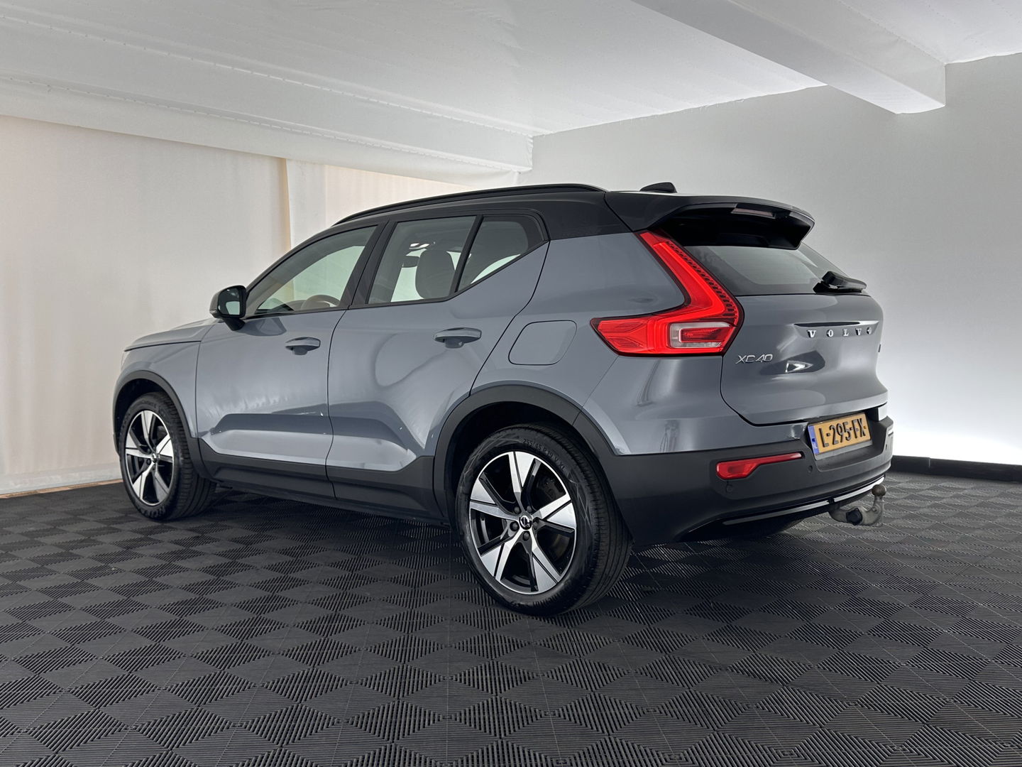 Volvo XC40 Recharge P8 AWD R-Design [ 3-Fase ] (INCL-BTW) *LEATHER-ALCANTARA | DIGI-COCKPIT | FULL-LED | PREMIUM-AUDIO | TOP-VIEW | CARPLAY | NAVI-FULLMAP | ECC | PDC | KEYLESS | HEATED-SPORTSEATS | BLIS | PRIVACY-GLASS | TOWBAR | 19''ALU