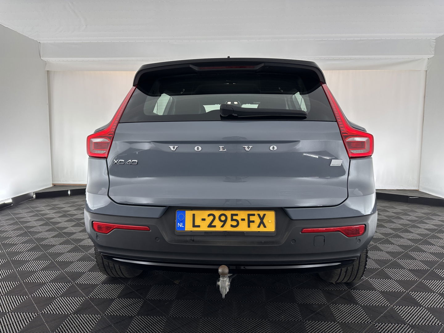 Volvo XC40 Recharge P8 AWD R-Design [ 3-Fase ] (INCL-BTW) *LEATHER-ALCANTARA | DIGI-COCKPIT | FULL-LED | PREMIUM-AUDIO | TOP-VIEW | CARPLAY | NAVI-FULLMAP | ECC | PDC | KEYLESS | HEATED-SPORTSEATS | BLIS | PRIVACY-GLASS | TOWBAR | 19''ALU