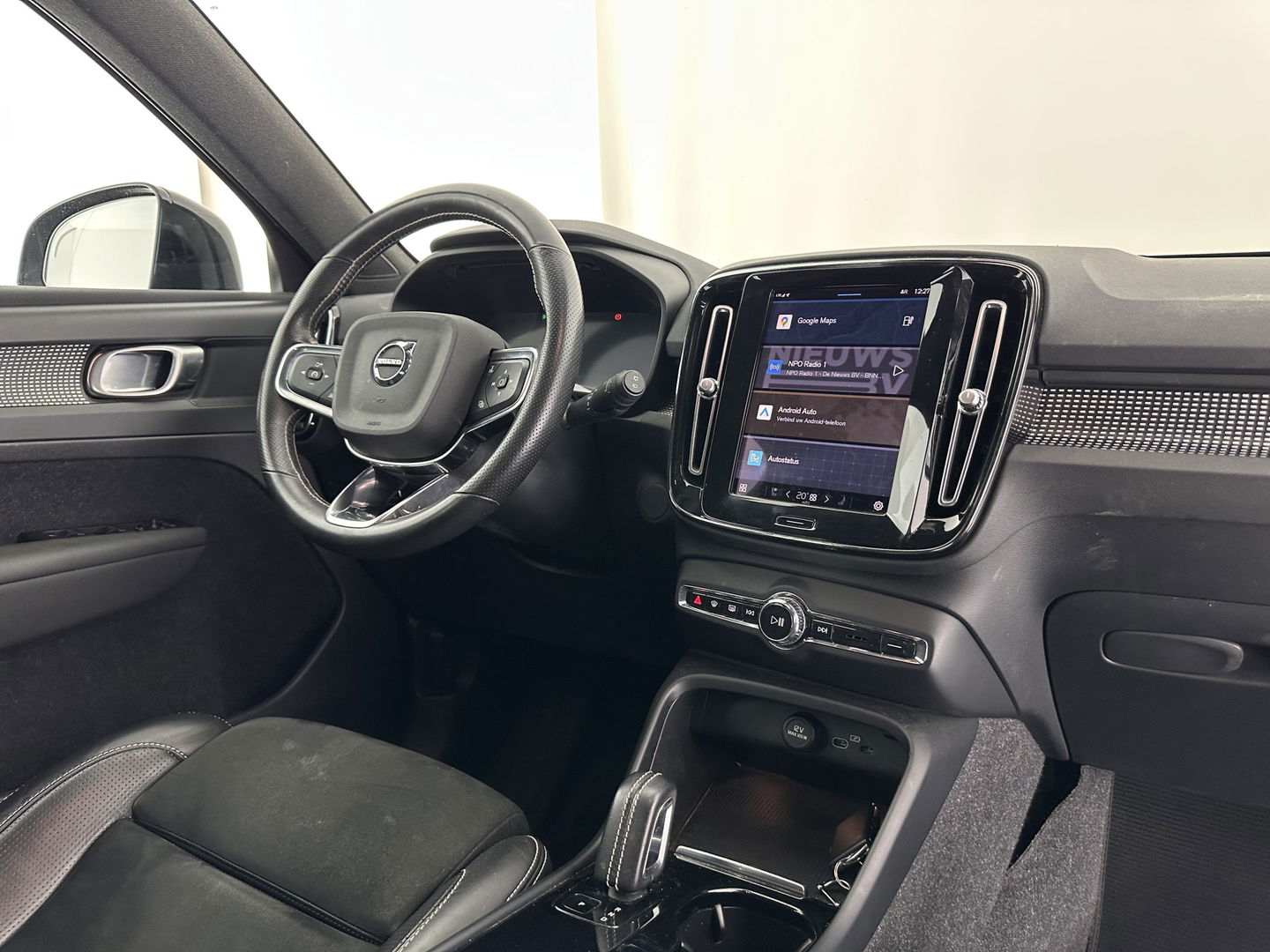 Volvo XC40 Recharge P8 AWD R-Design [ 3-Fase ] (INCL-BTW) *LEATHER-ALCANTARA | DIGI-COCKPIT | FULL-LED | PREMIUM-AUDIO | TOP-VIEW | CARPLAY | NAVI-FULLMAP | ECC | PDC | KEYLESS | HEATED-SPORTSEATS | BLIS | PRIVACY-GLASS | TOWBAR | 19''ALU