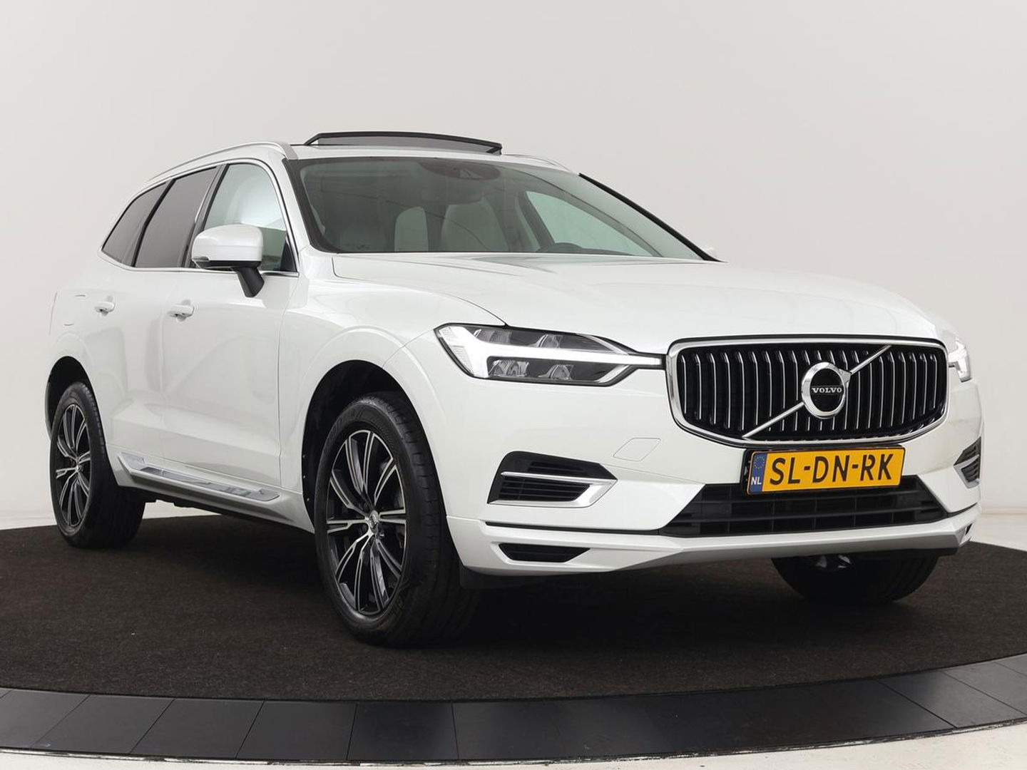 Volvo XC60 2.0 Recharge T8 AWD Inscription | Panoramadak | Trekhaak | Leder | Camera | Carplay | Navigatie | Memory | Keyless | PHEV | Plug In