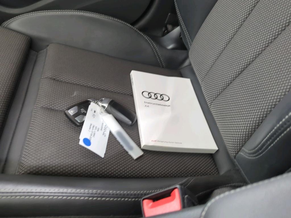 Audi A4 Limousine 35 TFSI S-line Competition Pano Sfeer NAP