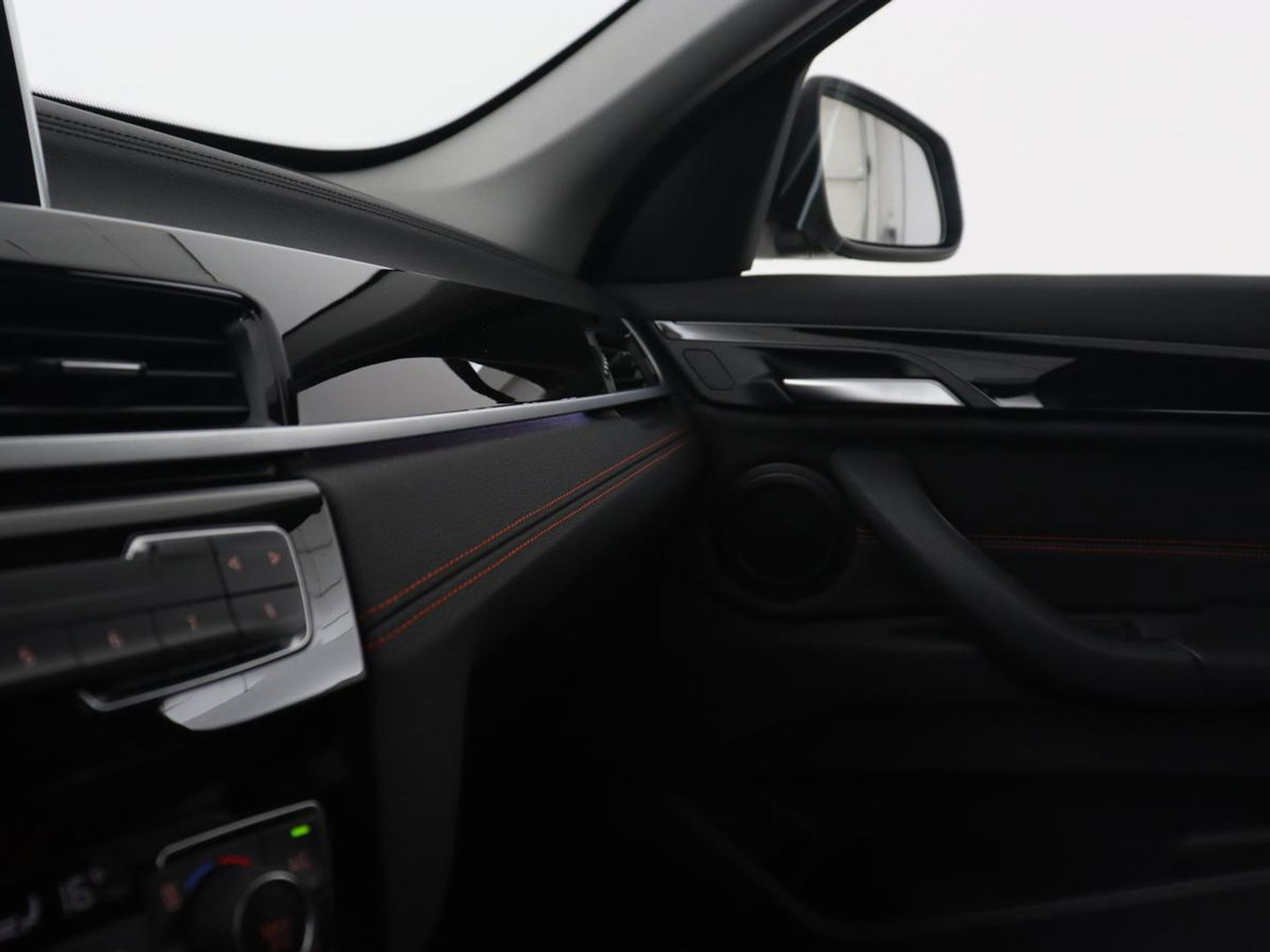 BMW X1 xDrive25e Sport Line | Stoelverwarming | Camera | Full LED | Sportstoelen | Keyless | Navigatie | Climate control | Parkeerhulp | Cruise control | DAB | Bluetooth