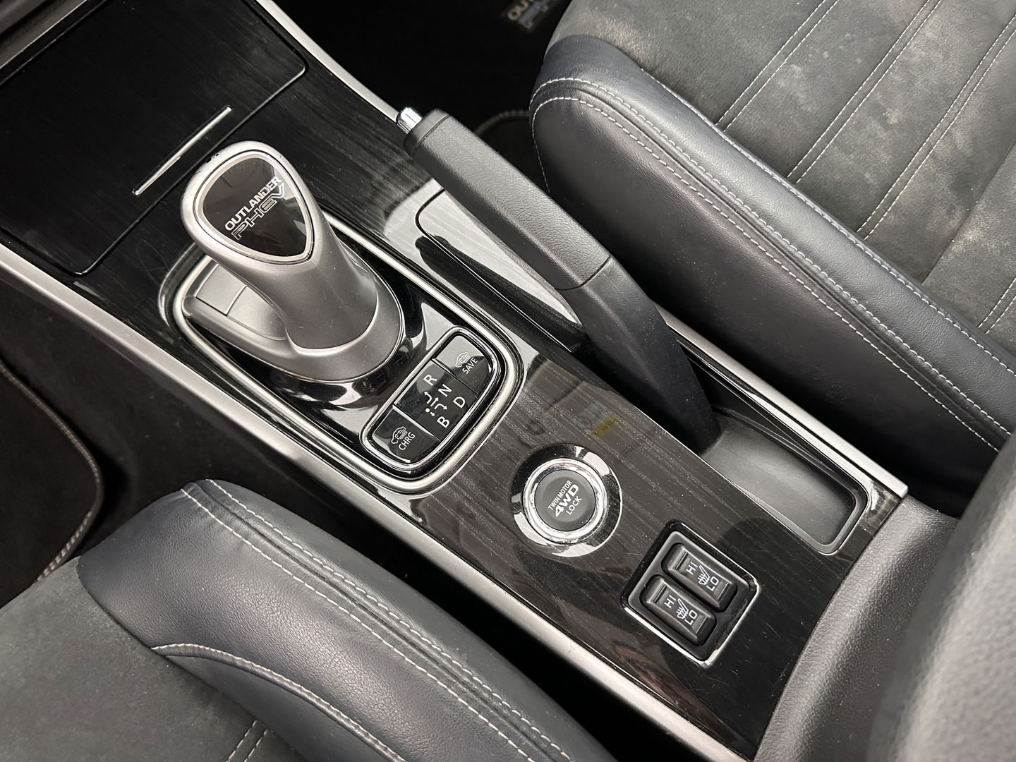 Mitsubishi Outlander 2.0 PHEV Executive Edition Aut.  *LEATHER-MICROFIBRE | NAVI-FULLMAP | KEYLESS | CAMERA | HEATED-COMFORTSEATS | ECC | PDC | CRUISE | 18''ALU | TOWBAR*