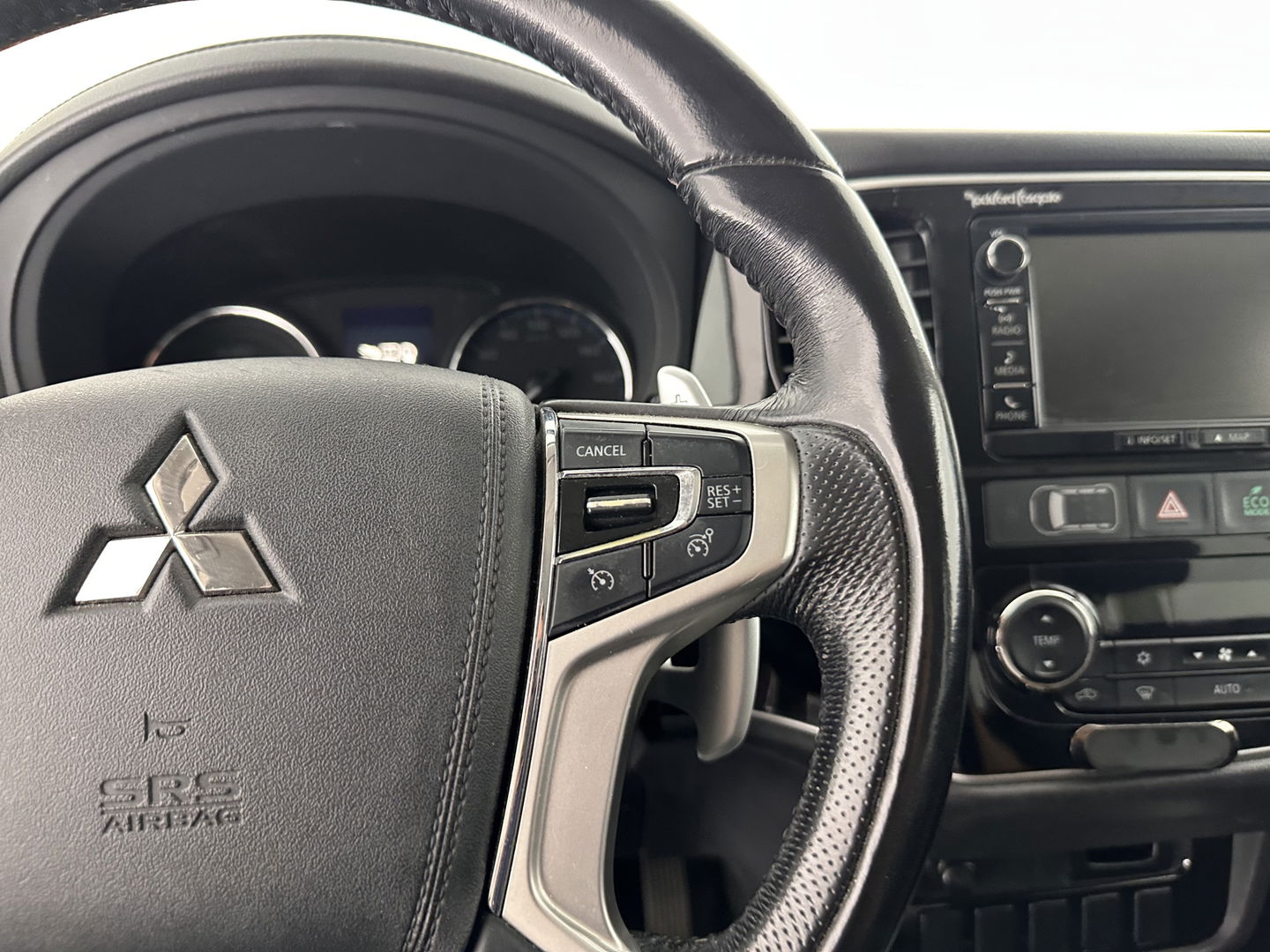 Mitsubishi Outlander 2.0 PHEV Executive Edition Aut.  *LEATHER-MICROFIBRE | NAVI-FULLMAP | KEYLESS | CAMERA | HEATED-COMFORTSEATS | ECC | PDC | CRUISE | 18''ALU | TOWBAR*