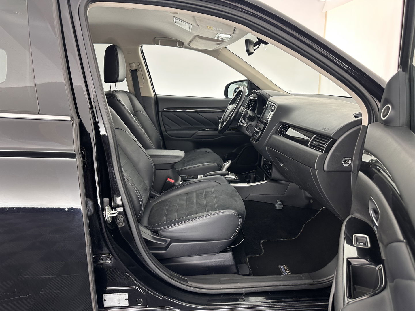 Mitsubishi Outlander 2.0 PHEV Executive Edition Aut.  *LEATHER-MICROFIBRE | NAVI-FULLMAP | KEYLESS | CAMERA | HEATED-COMFORTSEATS | ECC | PDC | CRUISE | 18''ALU | TOWBAR*
