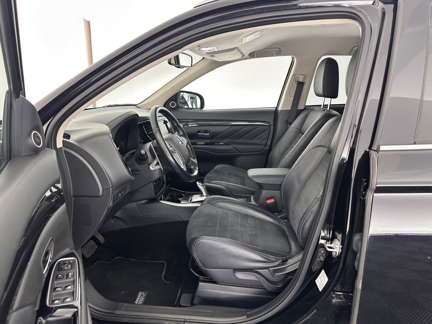 Mitsubishi Outlander 2.0 PHEV Executive Edition Aut.  *LEATHER-MICROFIBRE | NAVI-FULLMAP | KEYLESS | CAMERA | HEATED-COMFORTSEATS | ECC | PDC | CRUISE | 18''ALU | TOWBAR*
