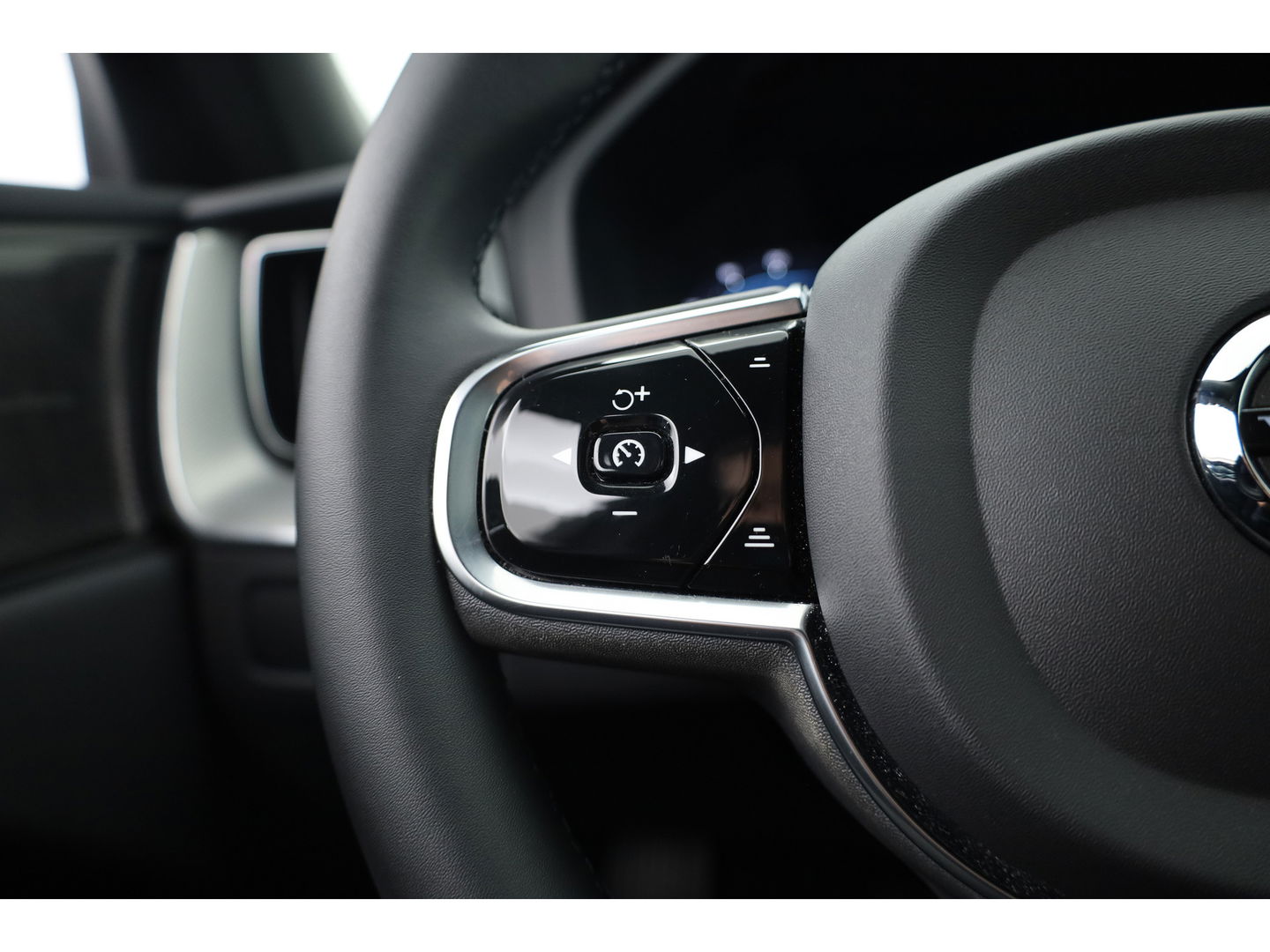 Volvo XC60 2.0 T8 Plug-in hybrid AWD Plus Dark | Pano | Standkachel | ACC | Blis | H&K  audio | Sportstoelen met mem. |