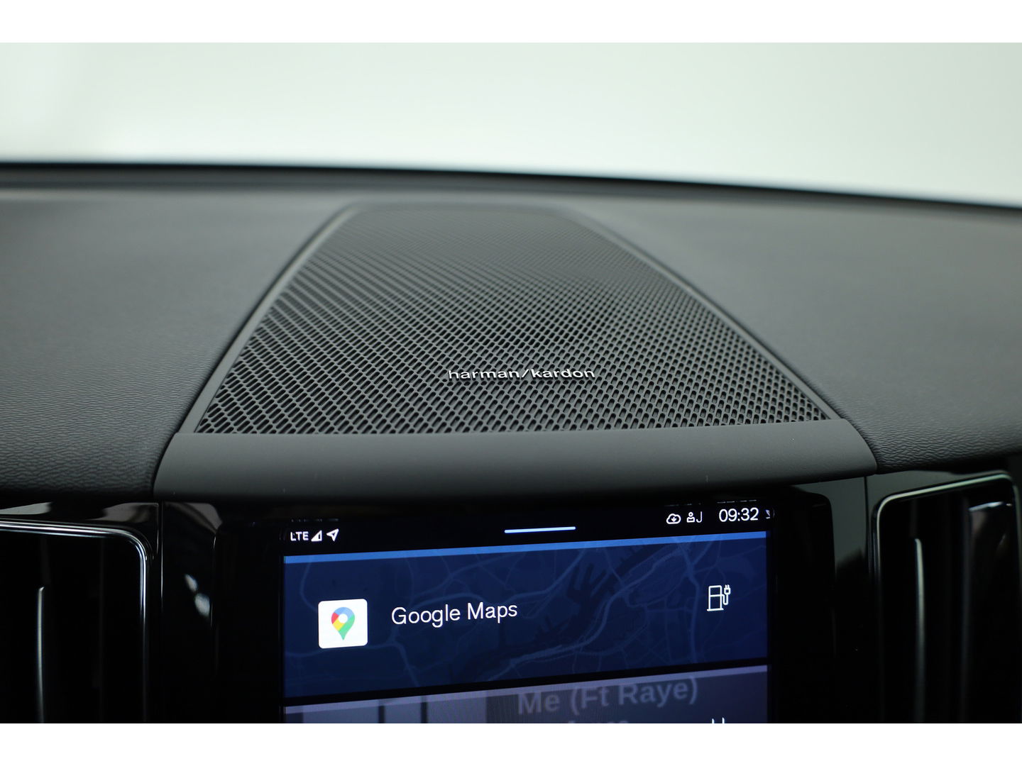 Volvo XC60 2.0 T8 Plug-in hybrid AWD Plus Dark | Pano | Standkachel | ACC | Blis | H&K  audio | Sportstoelen met mem. |