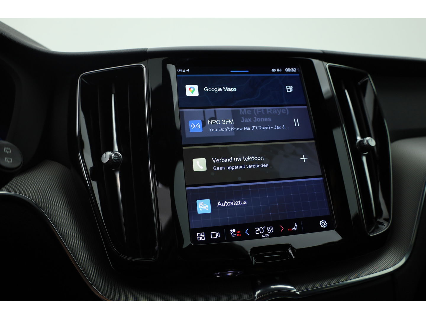 Volvo XC60 2.0 T8 Plug-in hybrid AWD Plus Dark | Pano | Standkachel | ACC | Blis | H&K audio | Sportstoelen met mem. |