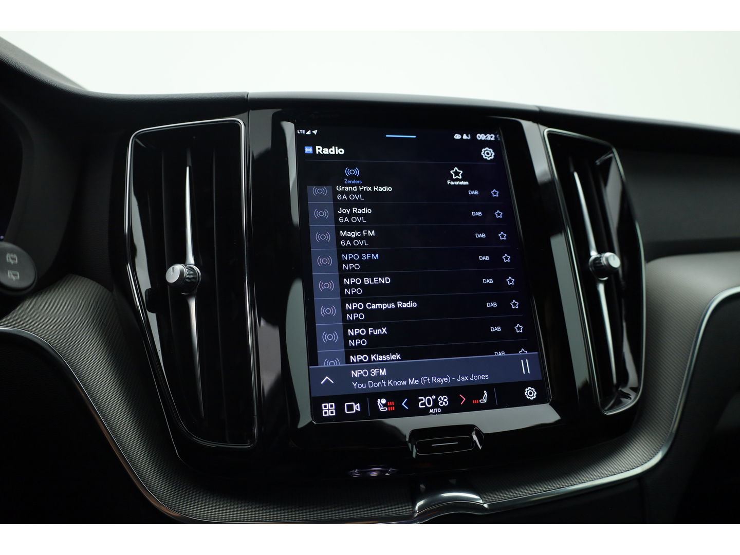 Volvo XC60 2.0 T8 Plug-in hybrid AWD Plus Dark | Pano | Standkachel | ACC | Blis | H&K  audio | Sportstoelen met mem. |