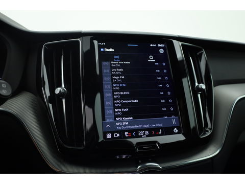 Volvo XC60 2.0 T8 Plug-in hybrid AWD Plus Dark | Pano | Standkachel | ACC | Blis | H&K  audio | Sportstoelen met mem. |