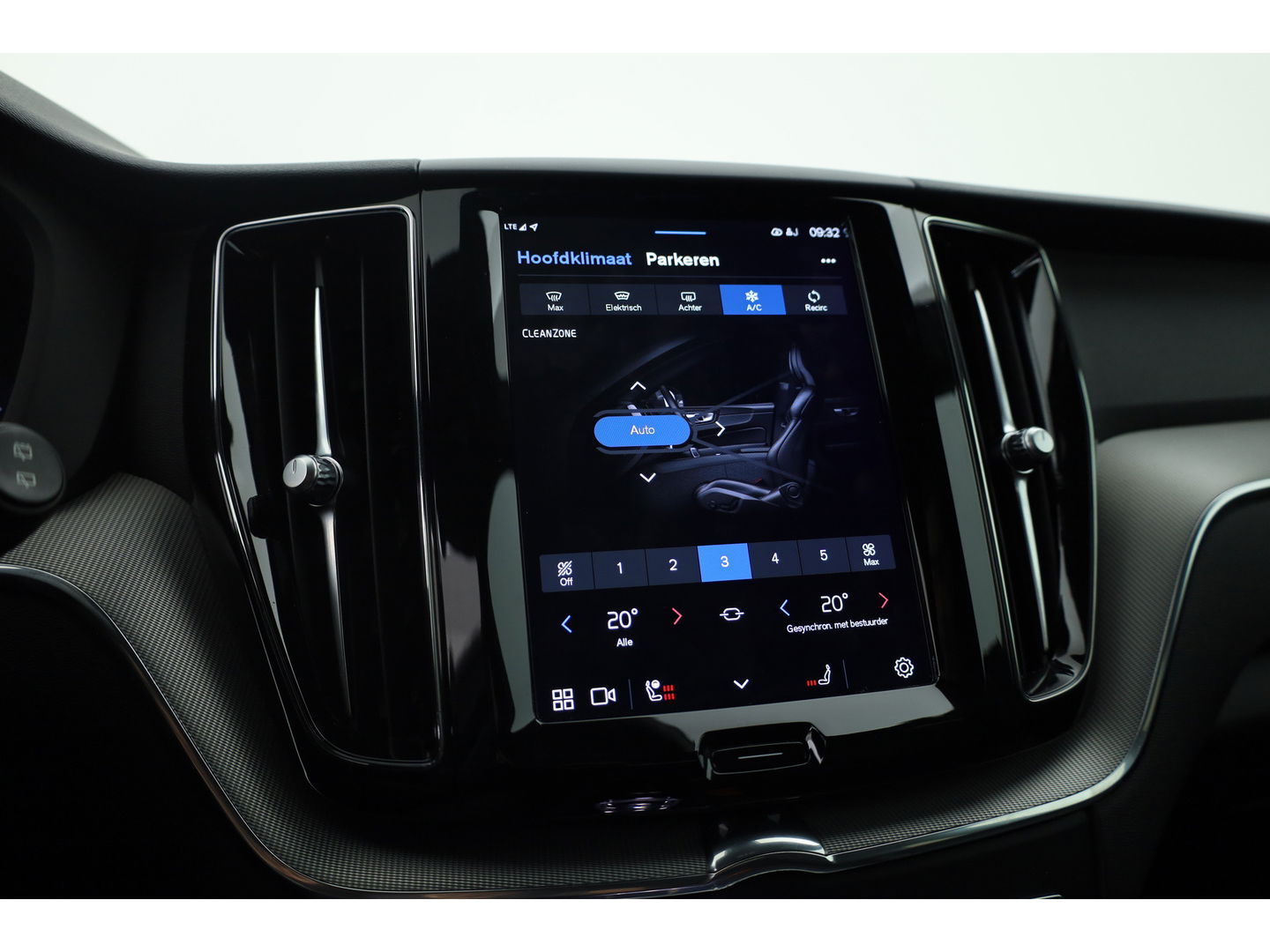 Volvo XC60 2.0 T8 Plug-in hybrid AWD Plus Dark | Pano | Standkachel | ACC | Blis | H&K  audio | Sportstoelen met mem. |