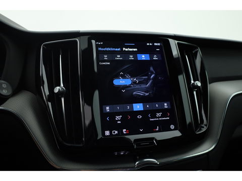 Volvo XC60 2.0 T8 Plug-in hybrid AWD Plus Dark | Pano | Standkachel | ACC | Blis | H&K  audio | Sportstoelen met mem. |