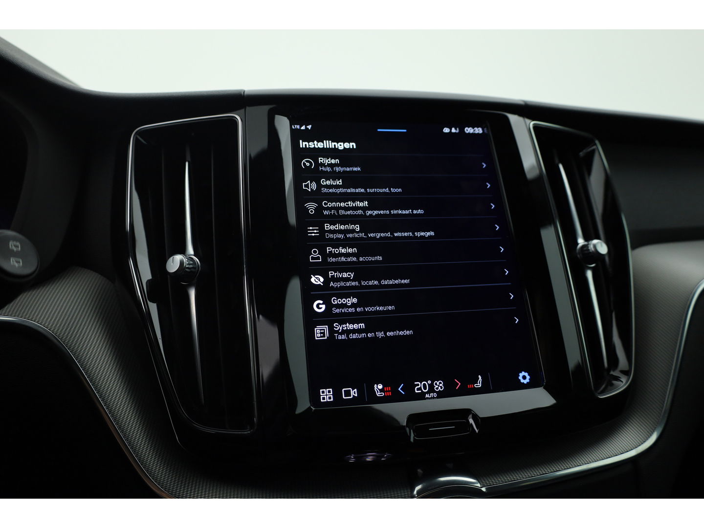 Volvo XC60 2.0 T8 Plug-in hybrid AWD Plus Dark | Pano | Standkachel | ACC | Blis | H&K  audio | Sportstoelen met mem. |