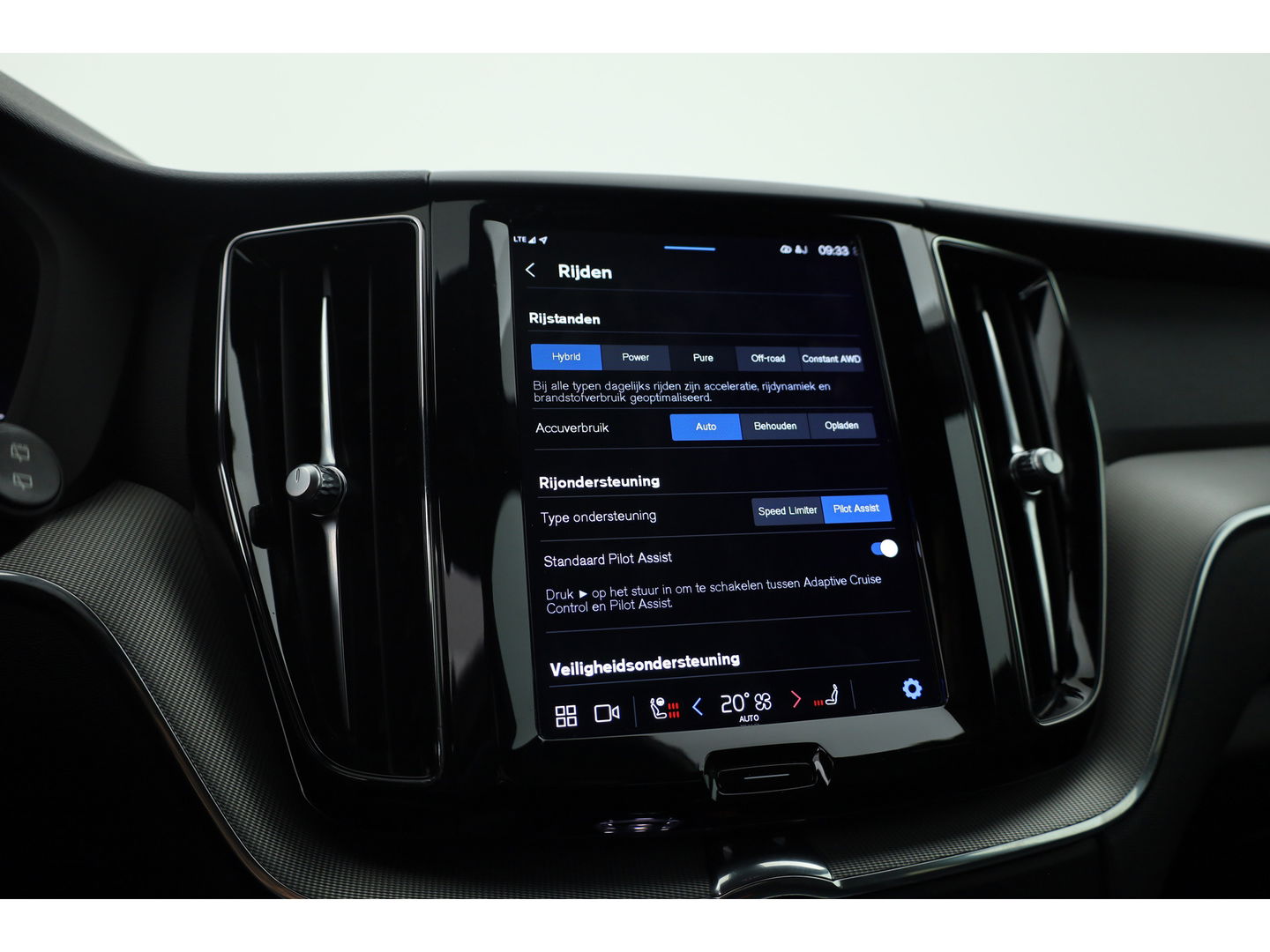 Volvo XC60 2.0 T8 Plug-in hybrid AWD Plus Dark | Pano | Standkachel | ACC | Blis | H&K  audio | Sportstoelen met mem. |