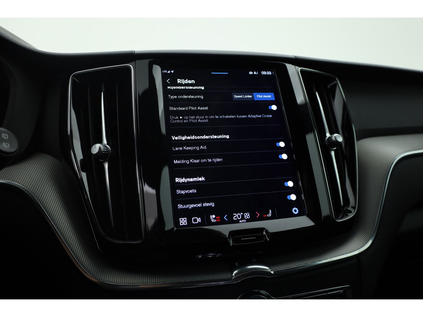Volvo XC60 2.0 T8 Plug-in hybrid AWD Plus Dark | Pano | Standkachel | ACC | Blis | H&K  audio | Sportstoelen met mem. |