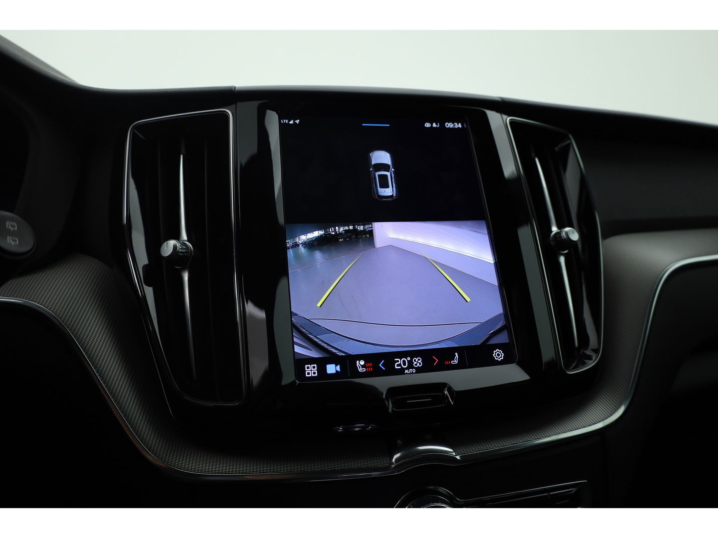 Volvo XC60 2.0 T8 Plug-in hybrid AWD Plus Dark | Pano | Standkachel | ACC | Blis | H&K  audio | Sportstoelen met mem. |