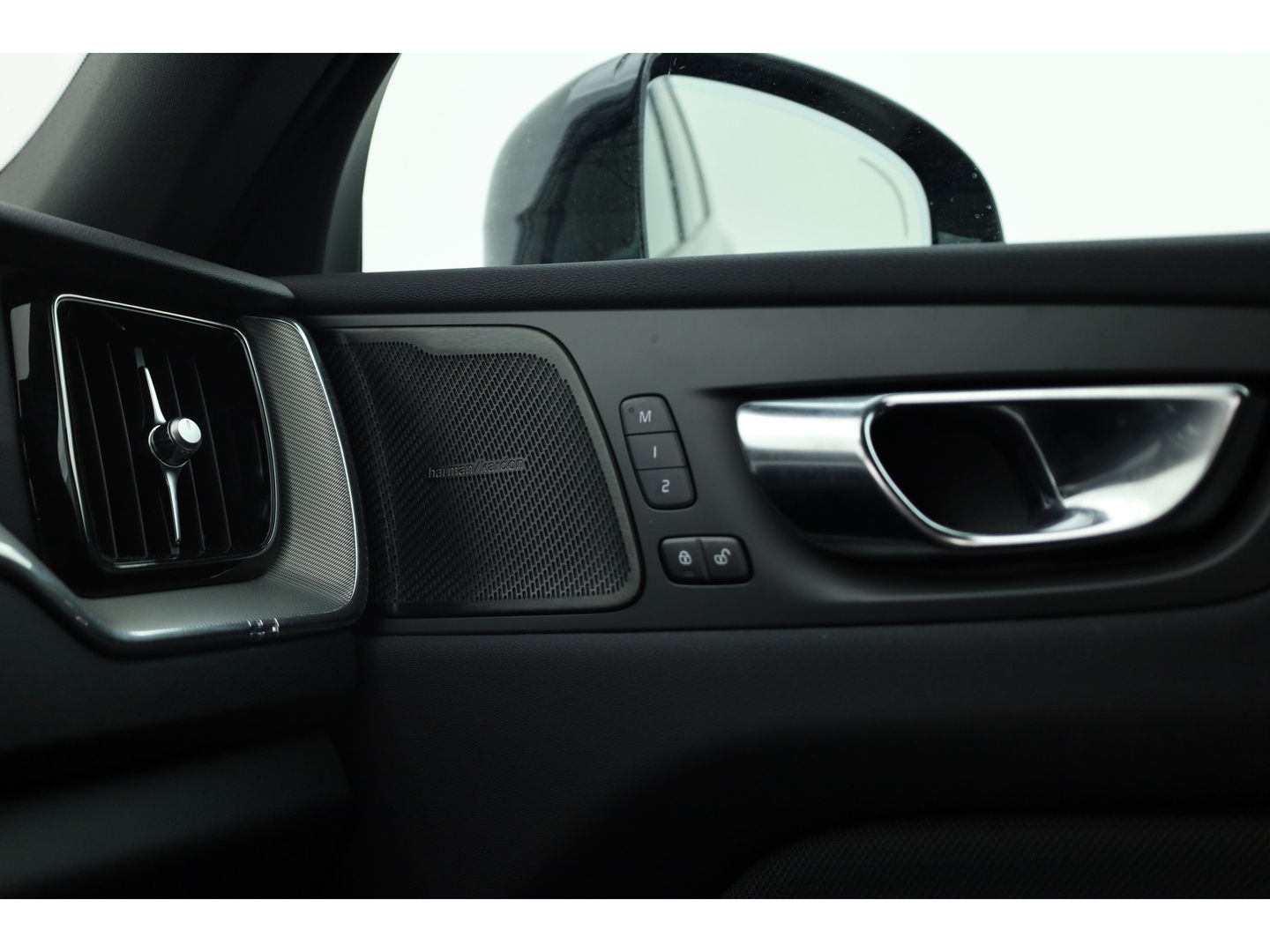 Volvo XC60 2.0 T8 Plug-in hybrid AWD Plus Dark | Pano | Standkachel | ACC | Blis | H&K  audio | Sportstoelen met mem. |