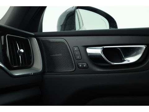 Volvo XC60 2.0 T8 Plug-in hybrid AWD Plus Dark | Pano | Standkachel | ACC | Blis | H&K  audio | Sportstoelen met mem. |