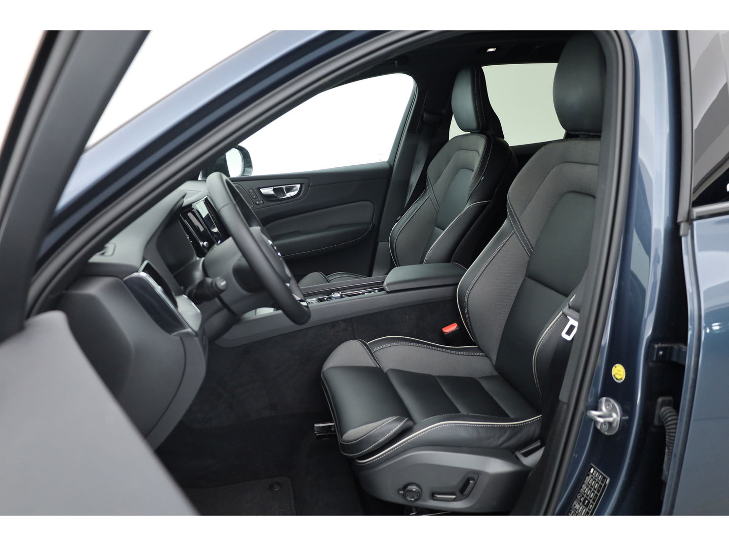 Volvo XC60 2.0 T8 Plug-in hybrid AWD Plus Dark | Pano | Standkachel | ACC | Blis | H&K  audio | Sportstoelen met mem. |