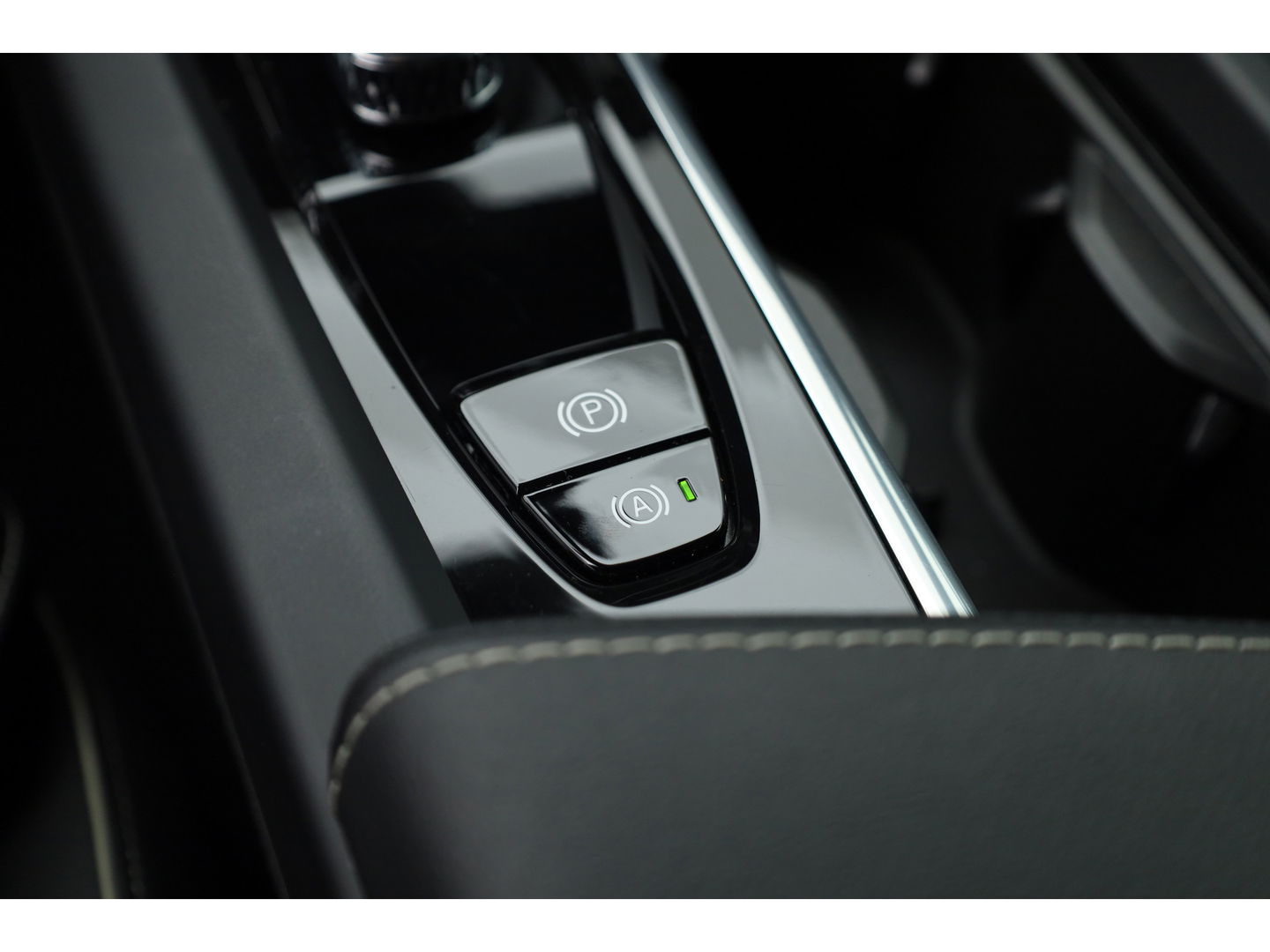 Volvo XC60 2.0 T8 Plug-in hybrid AWD Plus Dark | Pano | Standkachel | ACC | Blis | H&K  audio | Sportstoelen met mem. |