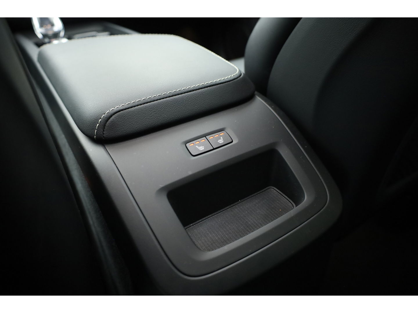 Volvo XC60 2.0 T8 Plug-in hybrid AWD Plus Dark | Pano | Standkachel | ACC | Blis | H&K audio | Sportstoelen met mem. |
