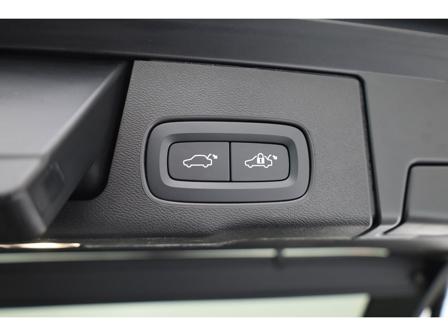 Volvo XC60 2.0 T8 Plug-in hybrid AWD Plus Dark | Pano | Standkachel | ACC | Blis | H&K  audio | Sportstoelen met mem. |