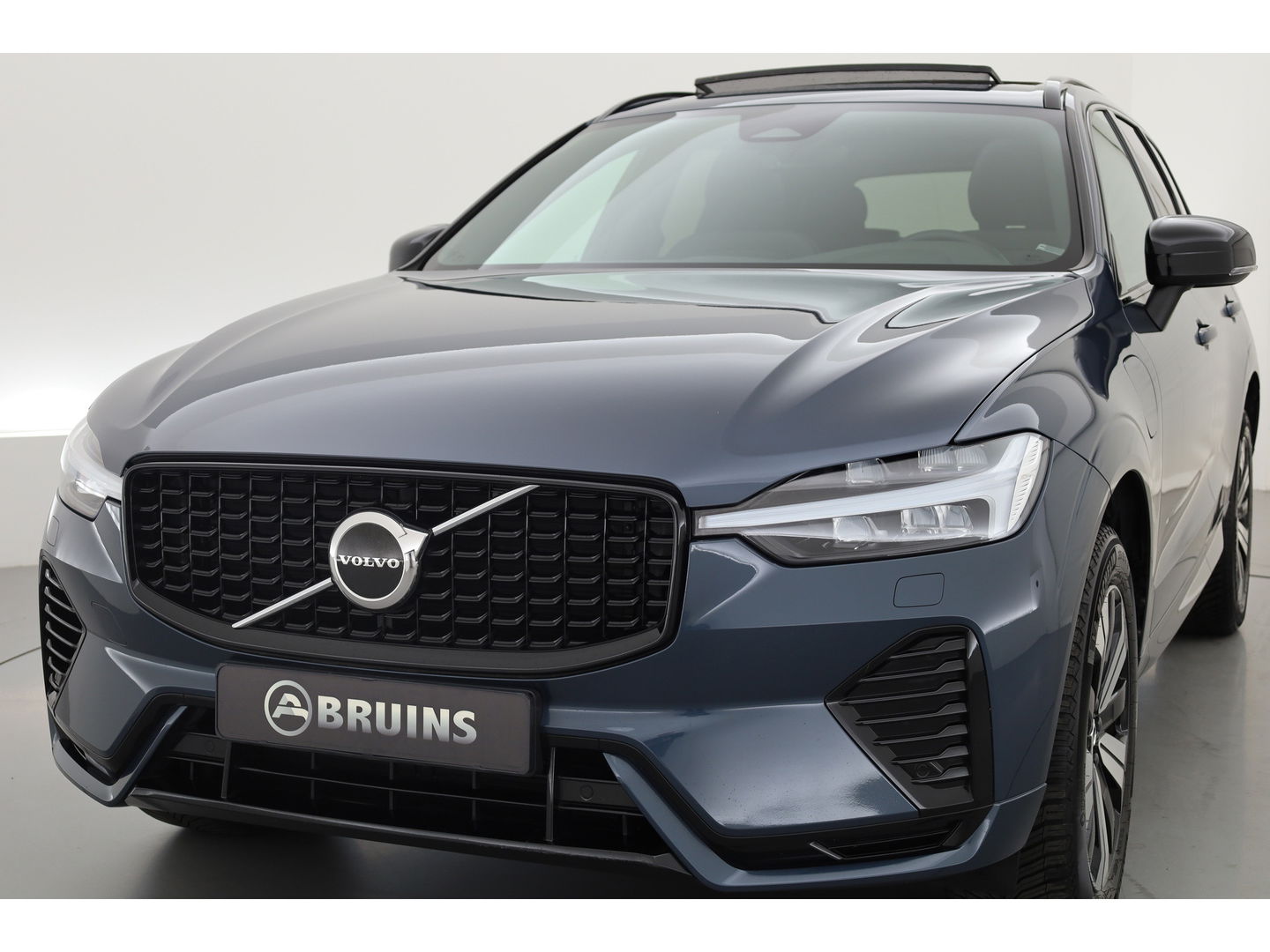 Volvo XC60 2.0 T8 Plug-in hybrid AWD Plus Dark | Pano | Standkachel | ACC | Blis | H&K audio | Sportstoelen met mem. |