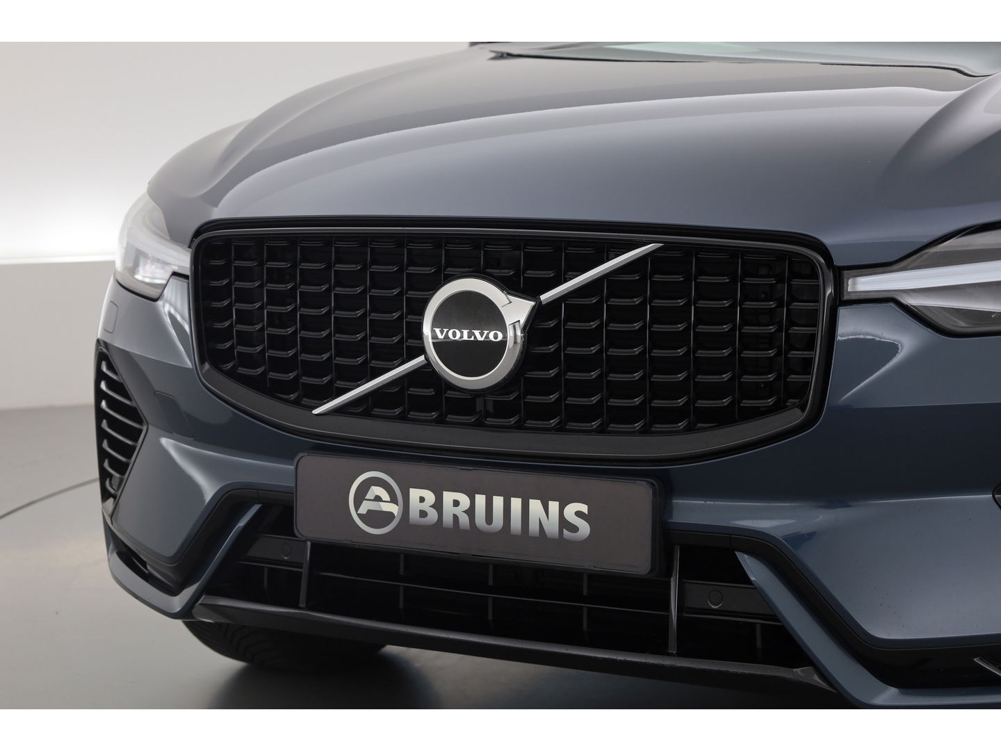 Volvo XC60 2.0 T8 Plug-in hybrid AWD Plus Dark | Pano | Standkachel | ACC | Blis | H&K  audio | Sportstoelen met mem. |
